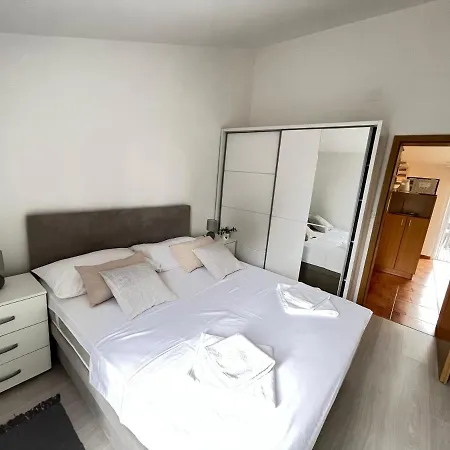 Vir Apartman Alena Exterior photo