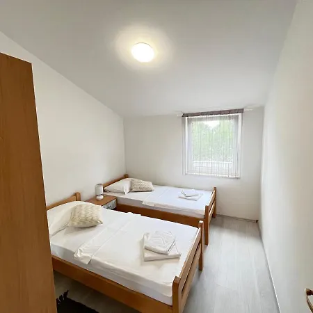 Vir Apartman Alena Exterior photo