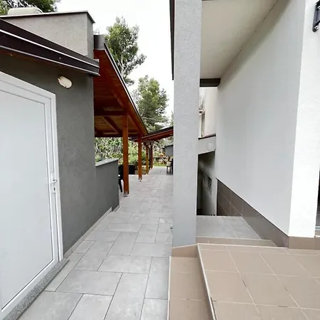 Vir Apartman Alena Exterior photo