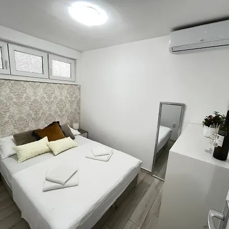 Vir Apartman Alena Exterior photo