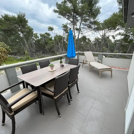 Vir Apartman Alena Exterior photo