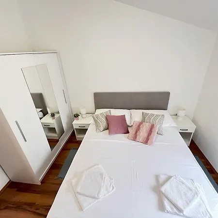 Vir Apartman Alena Exterior photo
