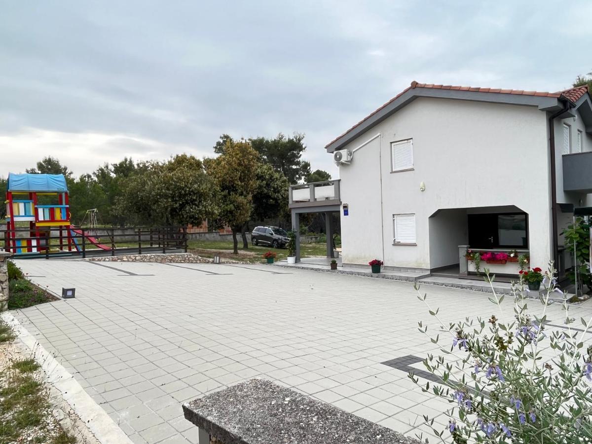 Alena Apartmán *